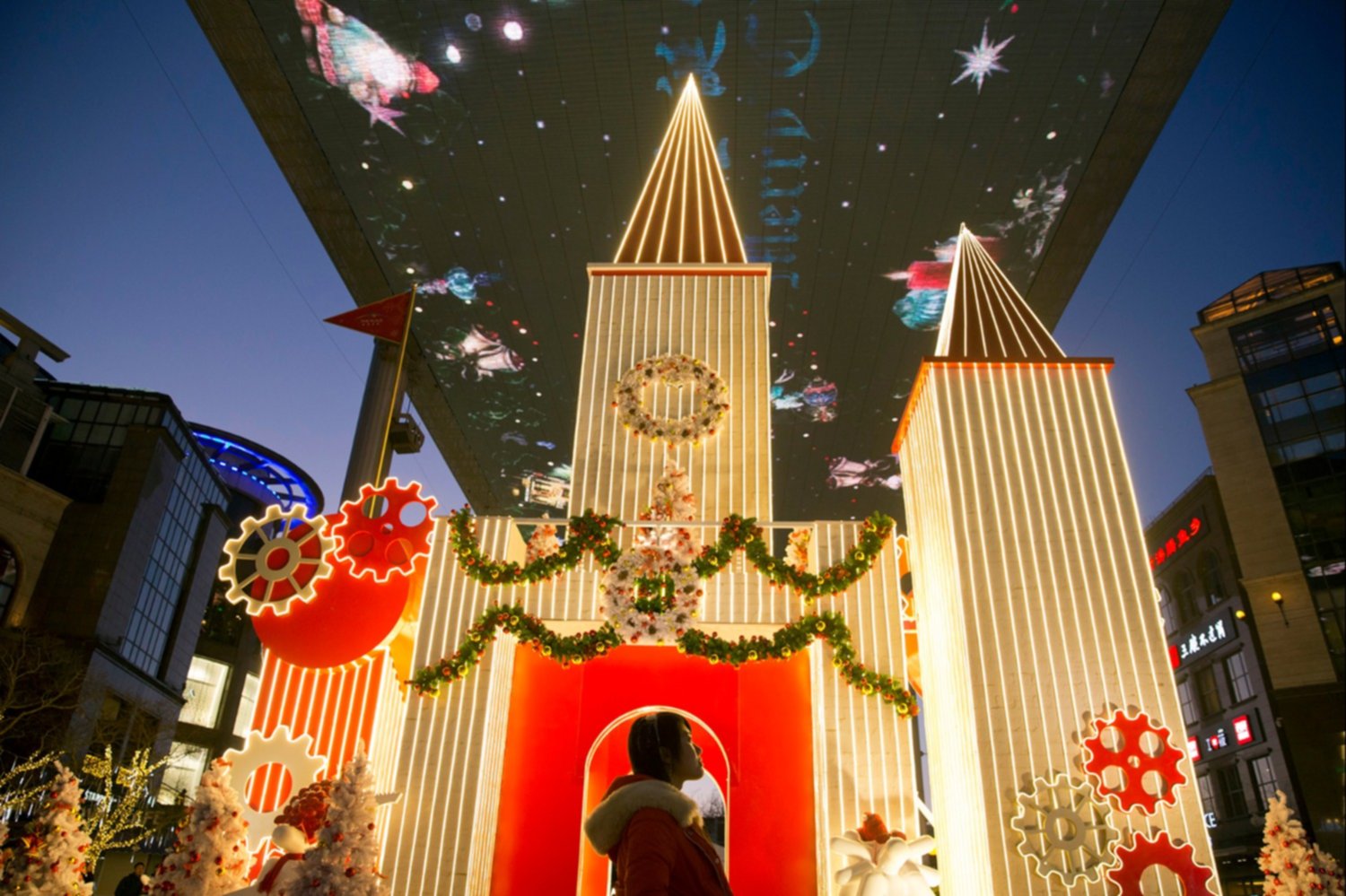 Una Mujer China Participa De Los Festejos Por La Llegada De La Navidad ...