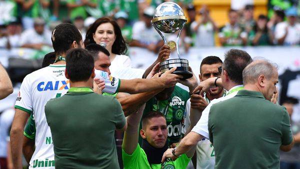 Los tres sobrevivientes del Chapecoense levantaron la Copa Los tres sobrevivientes del Chapecoense levantaron la Copa