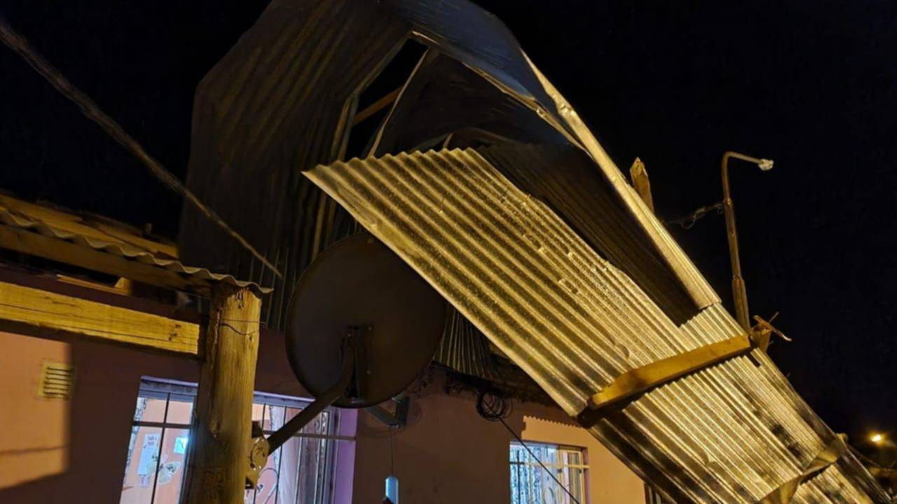 Cortes de luz, techos volados y árboles caídos: Lo que dejó el fuerte viento en Esquel