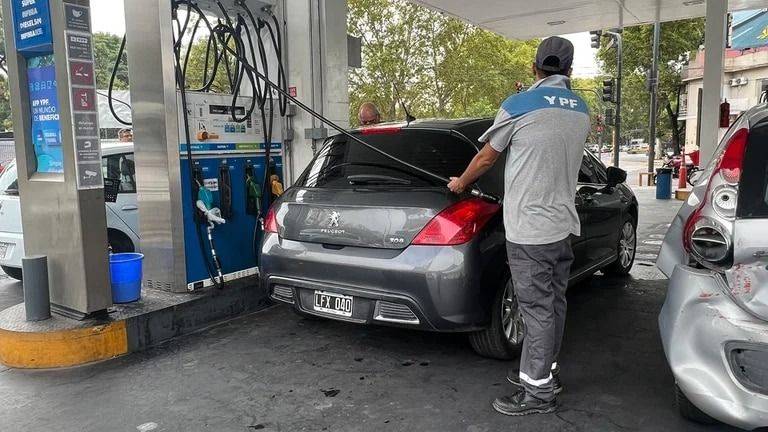 La nafta aumenta un 4% mensual hasta agosto: En total, será un 17% de incremento