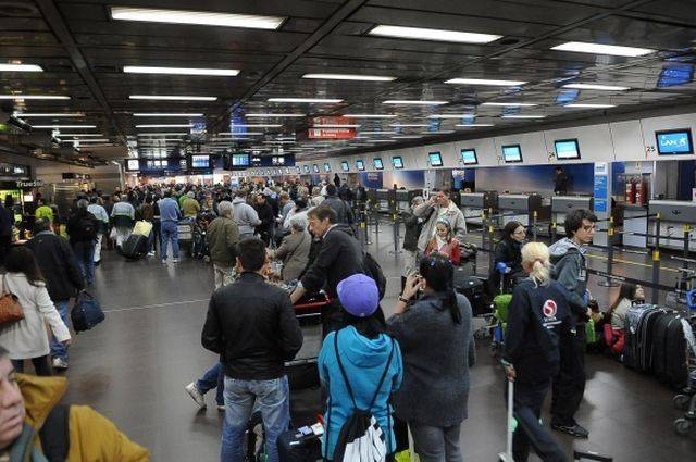 Vuelos: Un paro de maleteros afecta a miles de pasajeros en la previa al fin de semana largo
