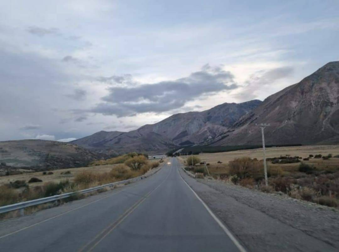 Sábado lluvioso en Esquel: Se espera viento y nieve en las zonas altas de la cordillera