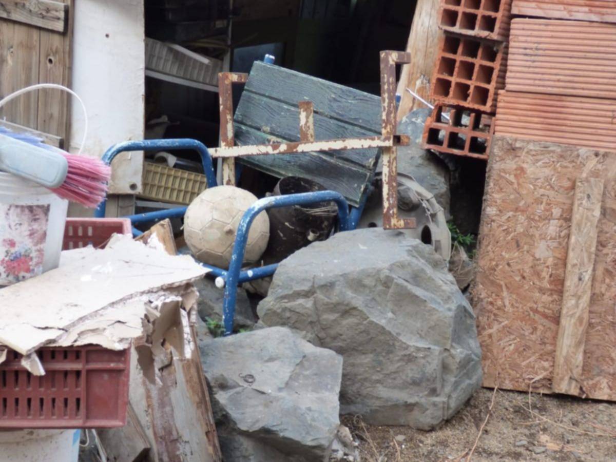 Por un desmoronamiento, cayeron rocas sobre viviendas de Valle Chico
