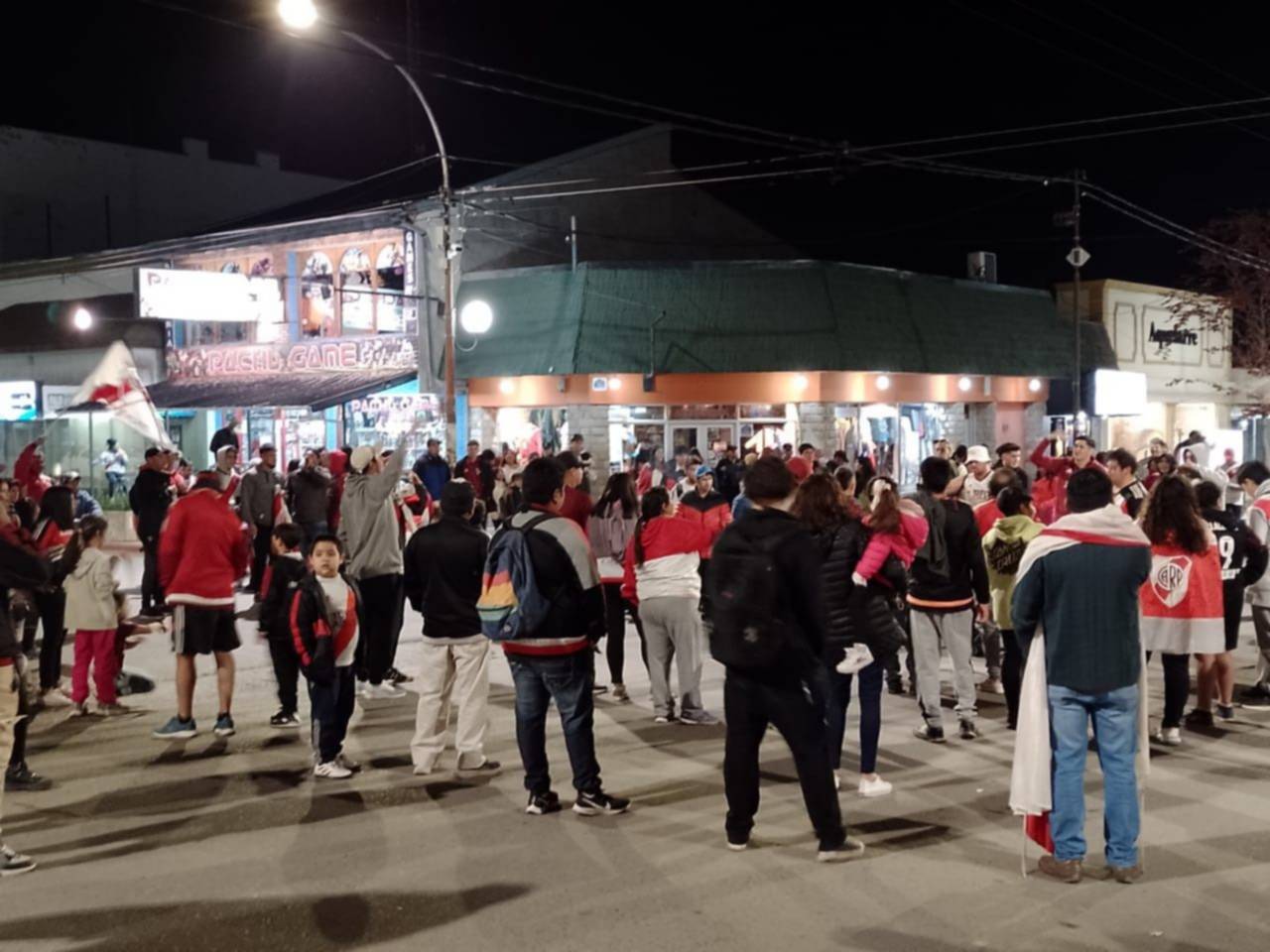 Hinchas de River festejaron el superclásico en Esquel