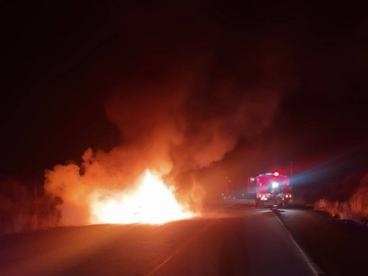 Un vehículo se incendió en inmediaciones a la Laguna Willmanco y sufrió pérdidas totales