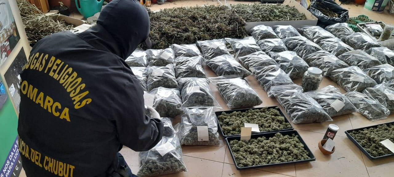 Secuestraron 50 kilos de marihuana durante un impresionante operativo en El Hoyo