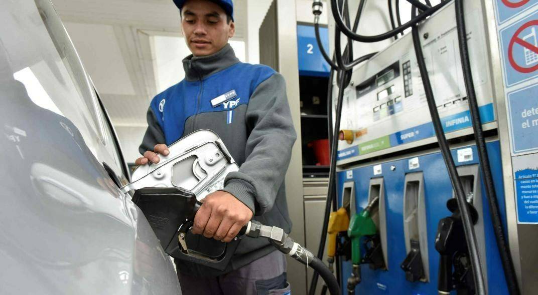 Analizan adelantar la fecha prevista para el aumento de combustible