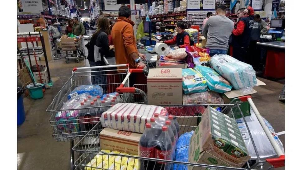 Por la devaluación Argentina, chilenos invaden los supermercados