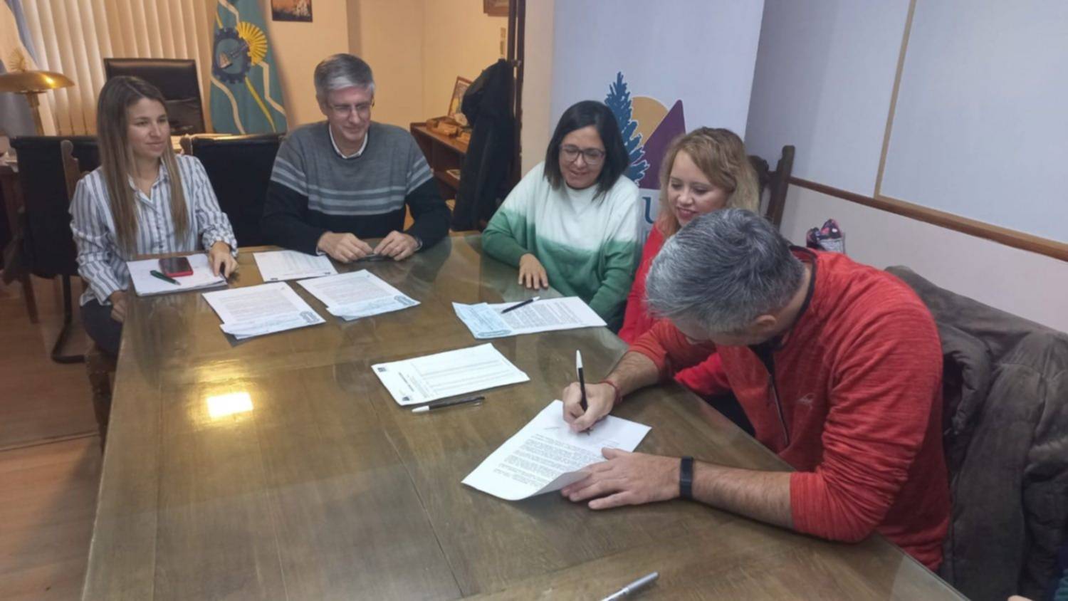 El Municipio de Esquel entregó tres créditos a emprendeores de la ciudad