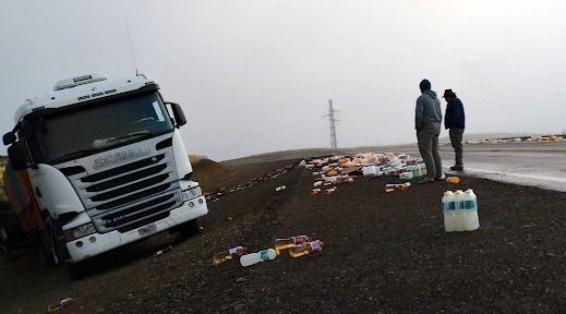 Un camión cargado de bebidas volcó a pocos kilómetros de Esquel