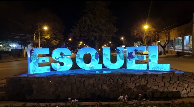 Así luce el cartel céntrico de Esquel con su nueva iluminación