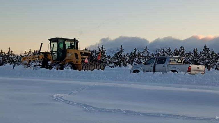 Río Pico: Realizan trabajos para ayudar a pobladores aislados por la nieve
