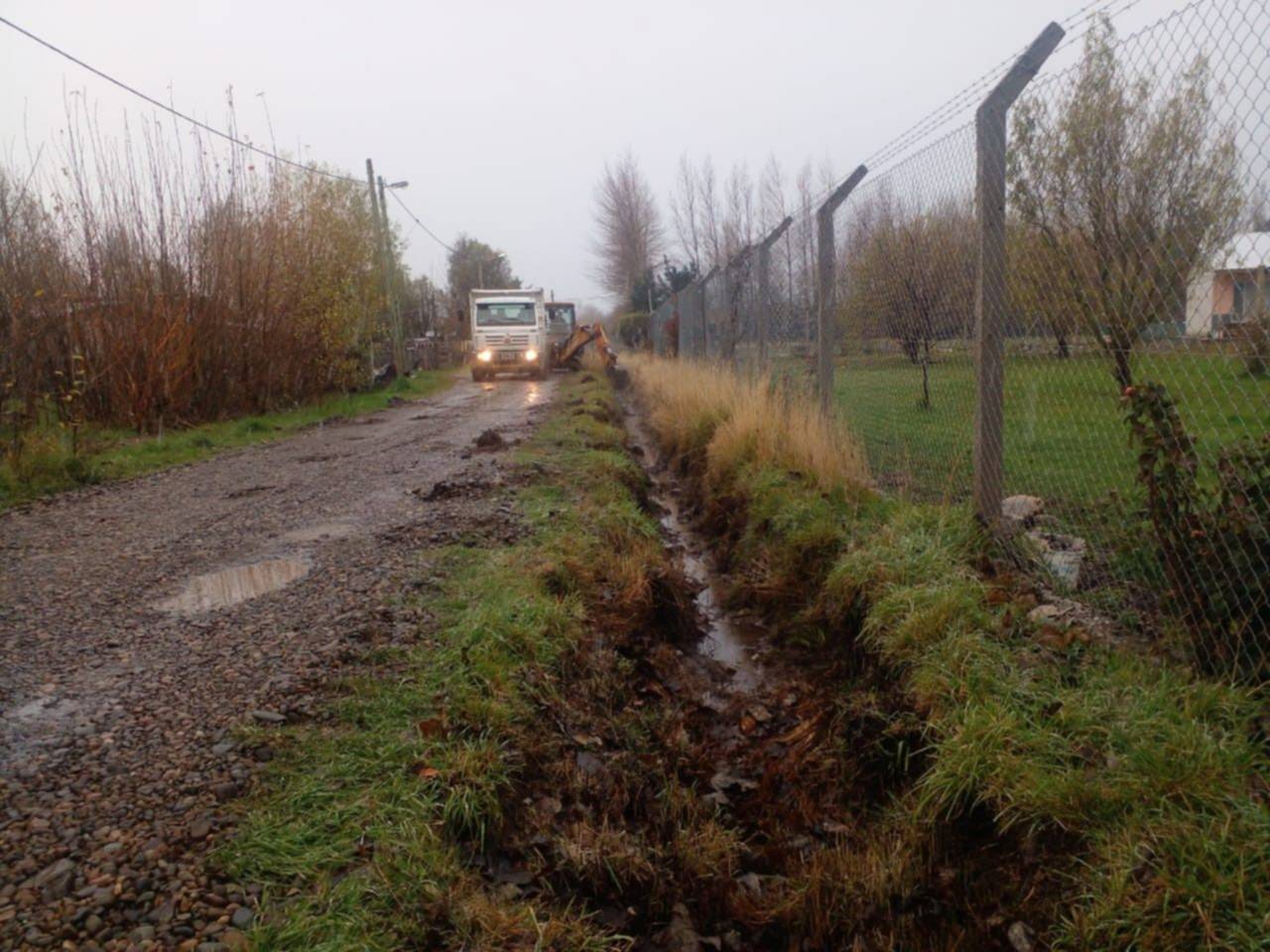 Realizan la limpieza de canales y cunetas en Aldea Escolar
