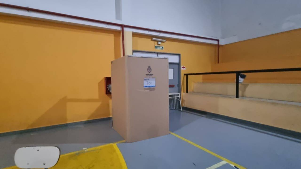 Los particulares módulos donde se vota en el SUM de la Escuela 112