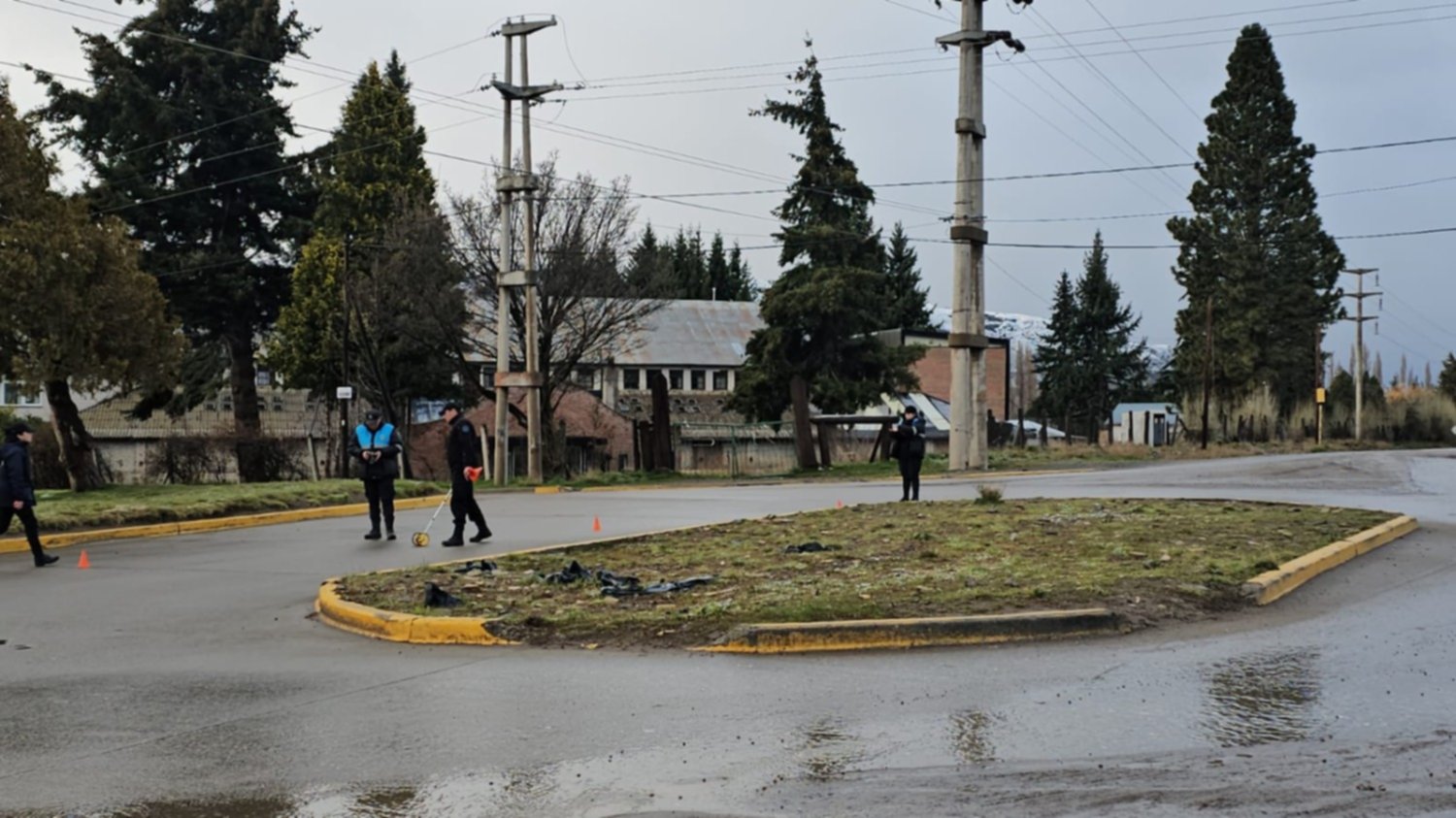 Tremendo choque en Av. Yrigoyen: Impactó contra un poste y quedó atrapado  en el auto